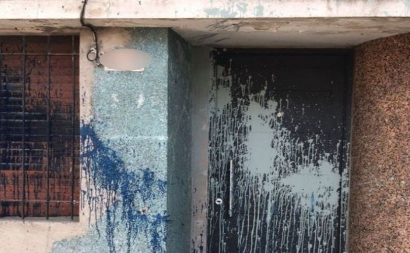 La pintada en el frente de la casa de un familiar del joven.