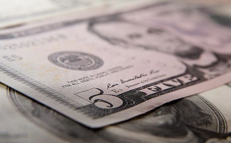 El dólar sube por quinta jornada seguida