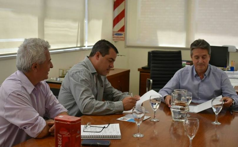 El ministro Garibay, junto con el presidente comunal de Pueblo Esther 