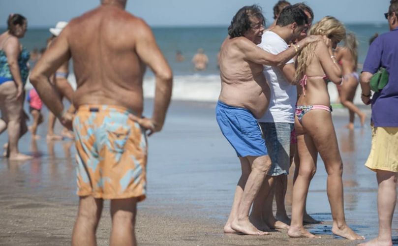 Cacho estuvo en la playa con su novia Marina