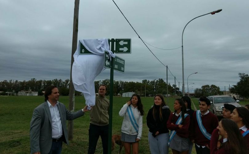 A partir de hoy la calle que circunda a la rotonda lleva el nombre ´12 de abril´