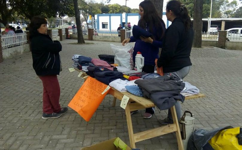 Las donaciones se reciben en la puerta de la escuela