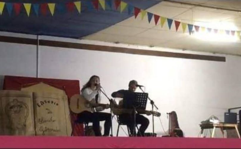 Valentina junto a Guillermo en el escenario 