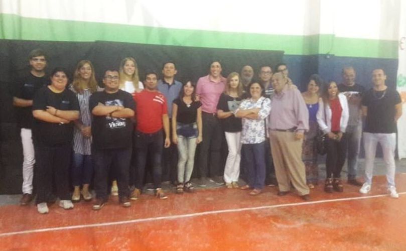La foto grupal en el Polideportivo 
