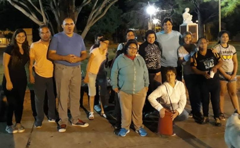 Cine a la reposera en la plaza de Fighiera 