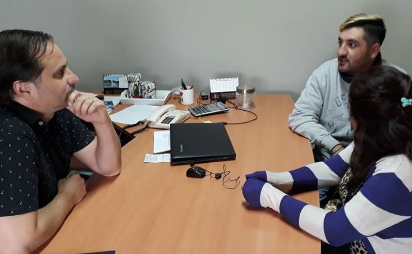 Esteban Ferri junto a los papás de Aarón 