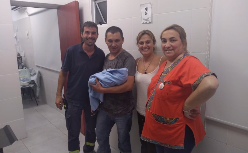 El padre junto al personal del CIC