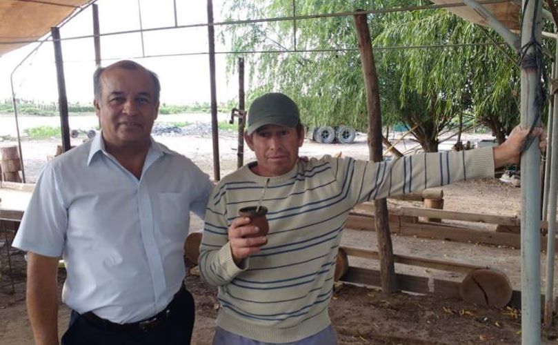 El doctor Rojas junto  a un vecino de la costa