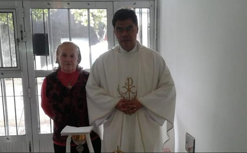 Padre Juan José Capitanelli junto a Celestina 