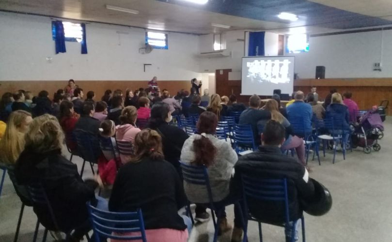 La Comuna dispuso de una pantalla para ver el sorteo en vivo