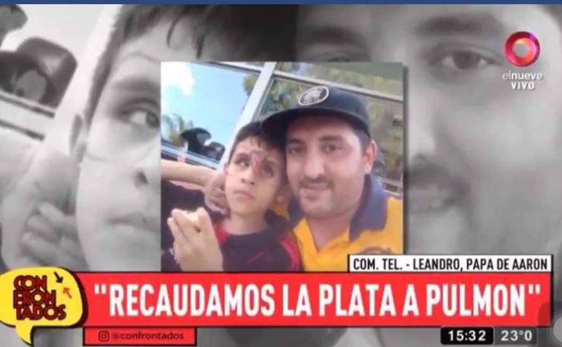 Aarón junto a su papá