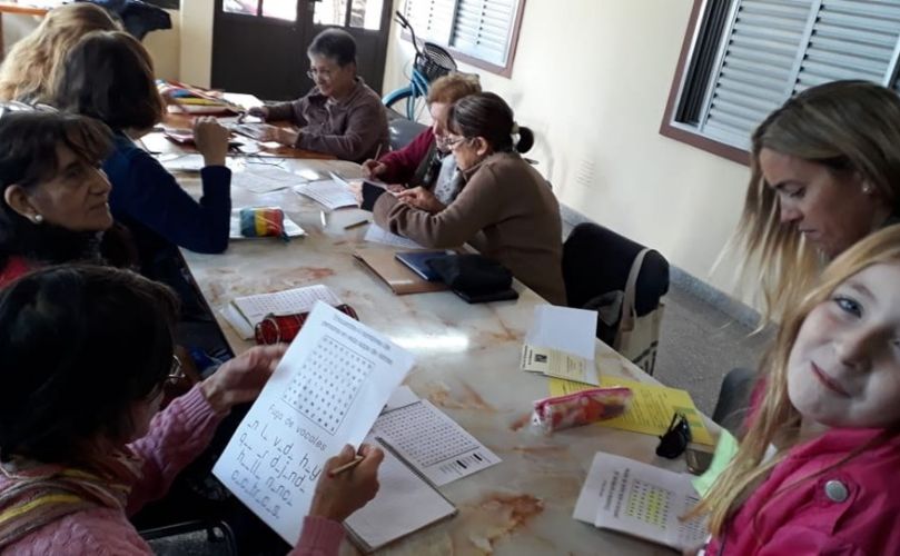 El taller se dicta en el centro de jubilados 