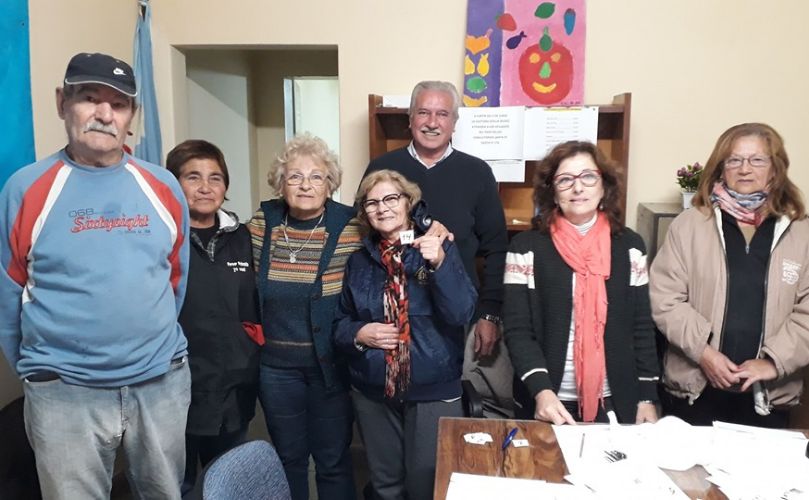 Integrantes de la comisión con quienes presenciaron el sorteo 
