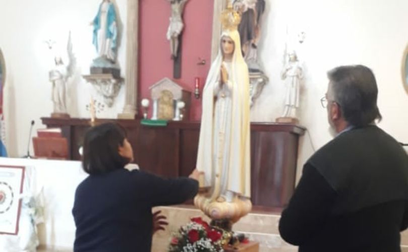 La virgen junto a dos fieles de la localidad