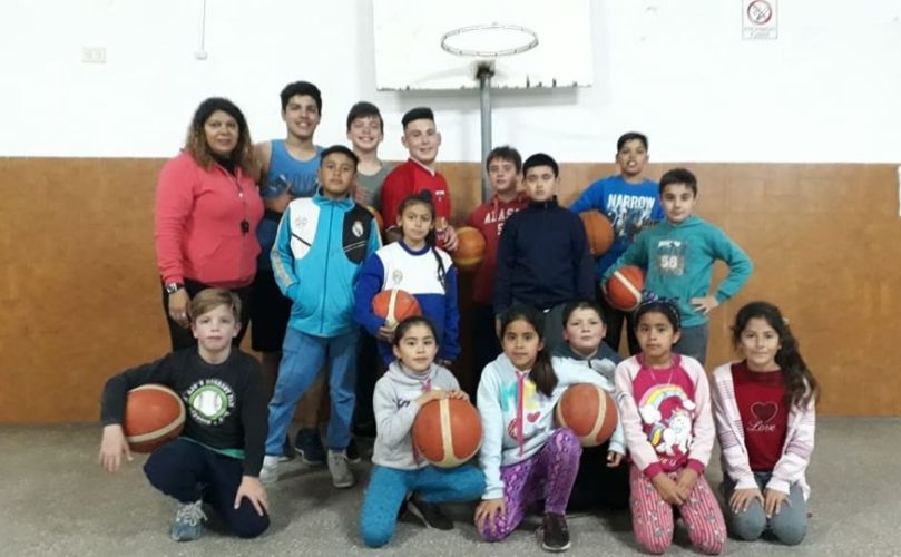Alejandra Alivas junto a algunos de sus alumnos 
