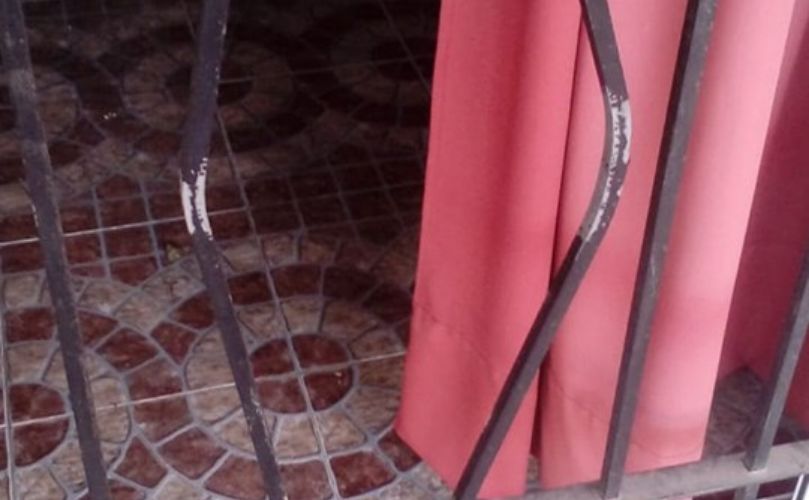 Reja violentada de una de las viviendas del barrio 