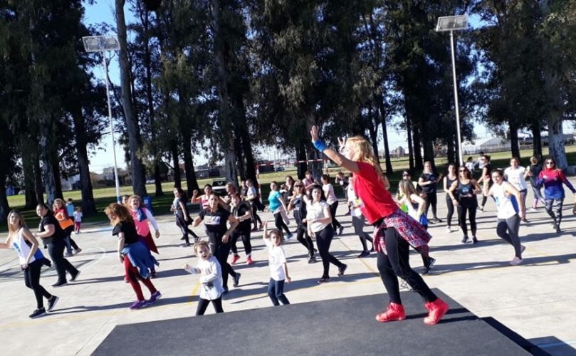 Zumba en el playón del parque central 