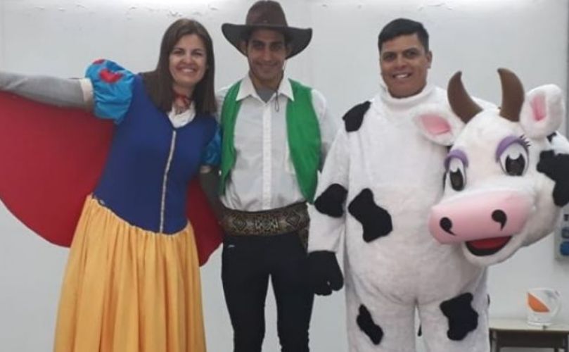Los personajes ensayando 