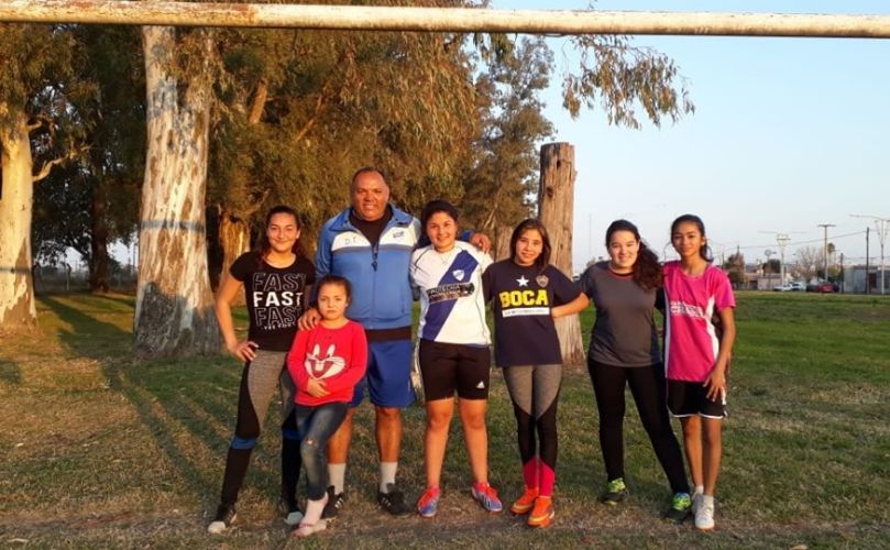 Juan junto a algunas de sus alumnas
