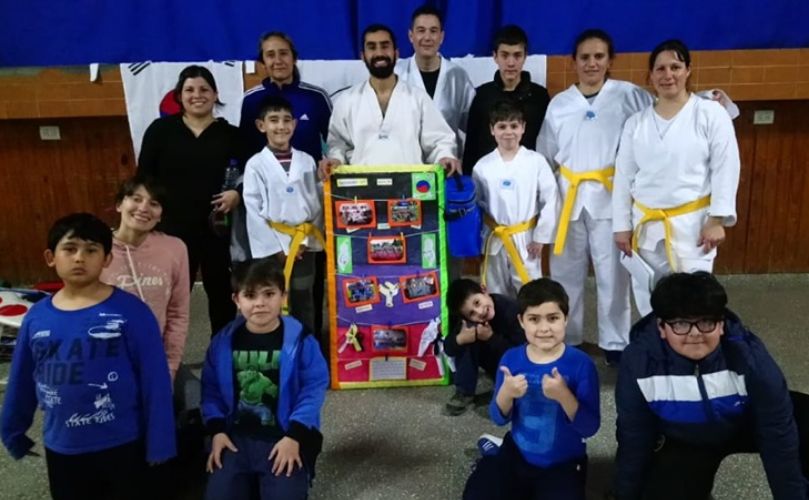 Juan junto a algunos de sus alumnos 