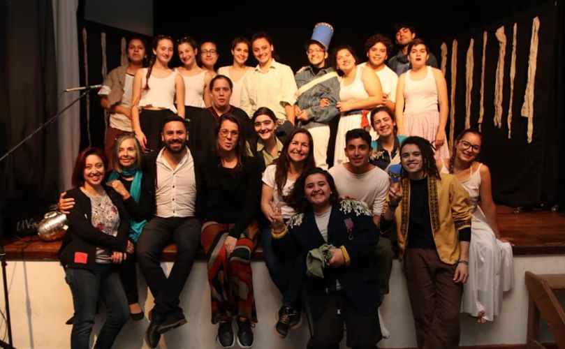 Los Pupis junto a los organizadores del festival de teatro 