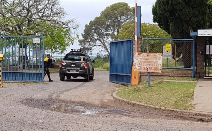 Efectivos de la Sub Comisaría 15 ingresando a la empresa donde ocurrió el accidente.