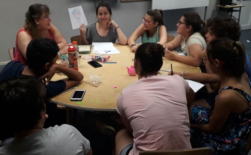 Lumila junto a un grupo de alumnos 