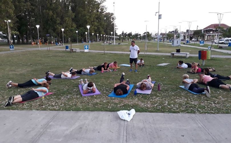 Adultos mayores en el parque central