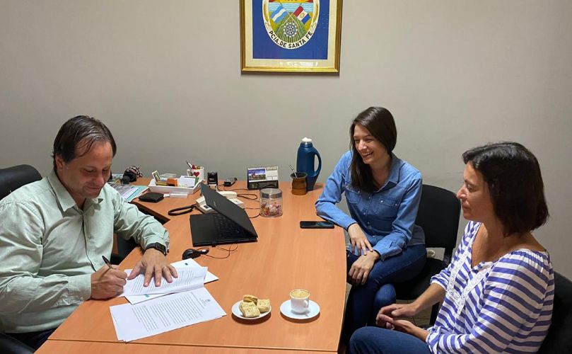 Esteban Ferri reunido y firmando