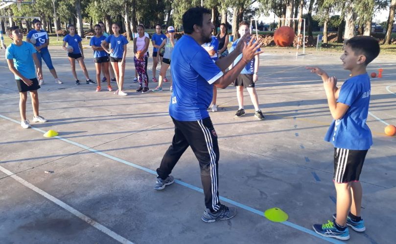 Claudio Lovera, el profesor a cargo, unto con alumnos