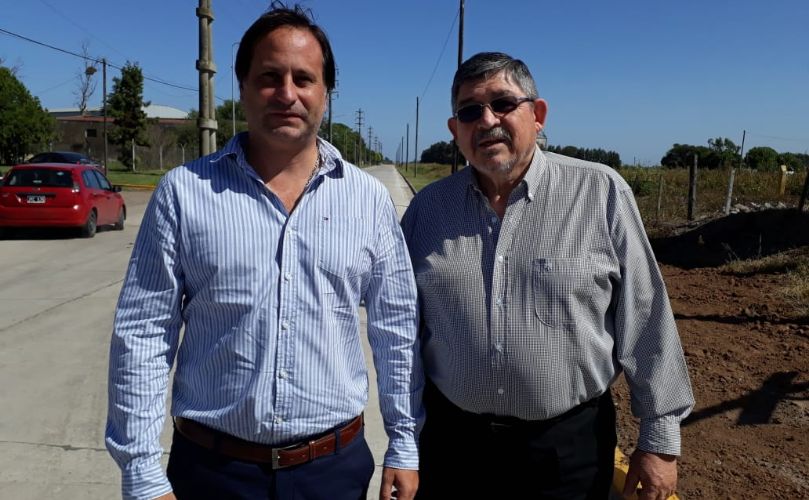 Un vecino de calle Santa Fe, junto a Esteban Ferri