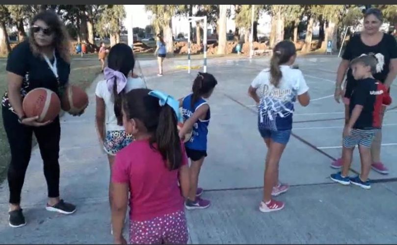Alejandra Alivas junto a sus alumnos 
