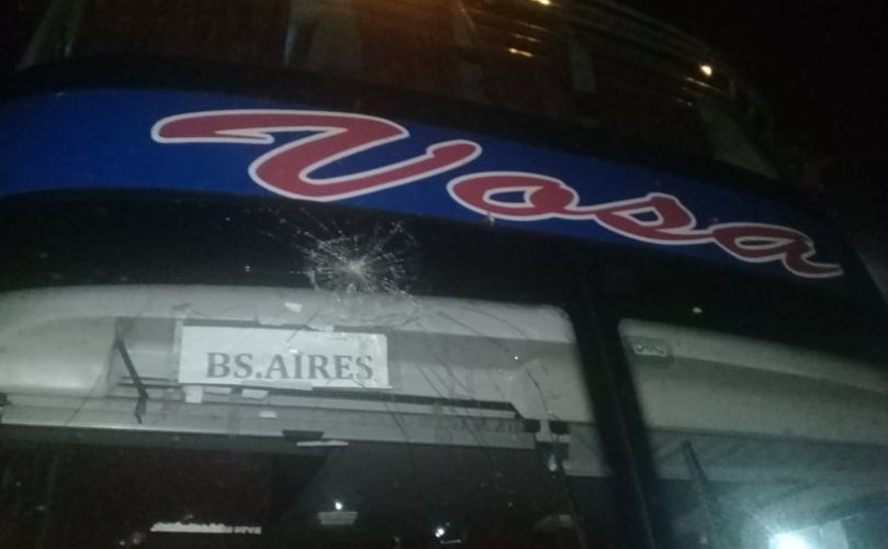 Asi quedó el micro de pasajeros tras el ataque 