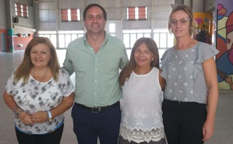 Esteban Ferri junto a la nueva directora y a las vicedirectoras