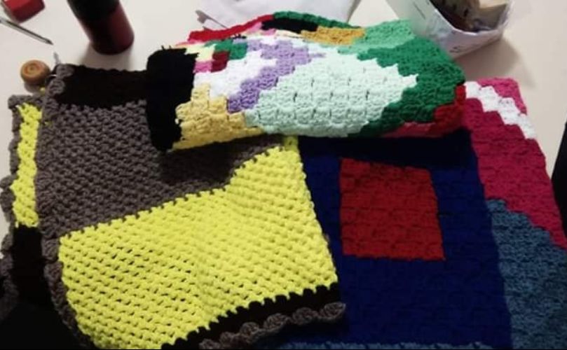 Abuelas enviaron mantas tejidas por sus propias manos 