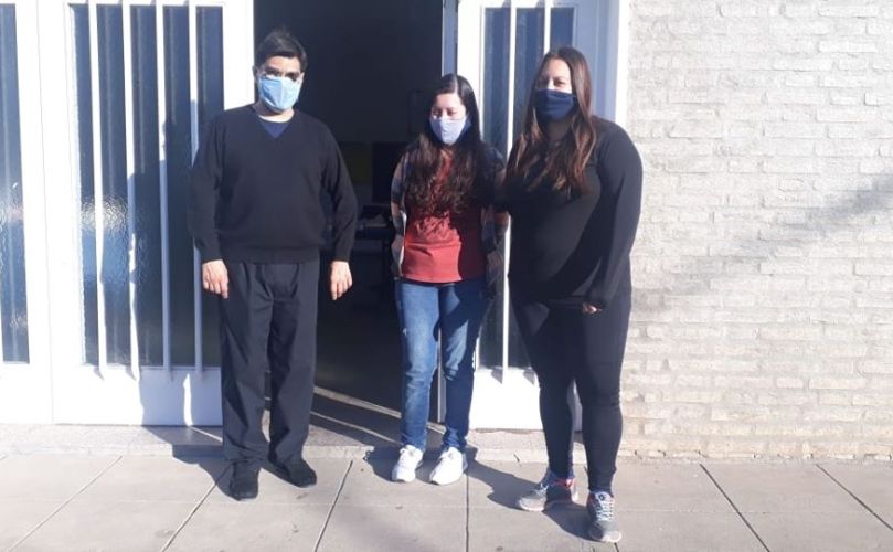 El padre Juan junto a Liria y Estefani