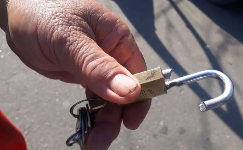 El candado que violentaron los ladrones 