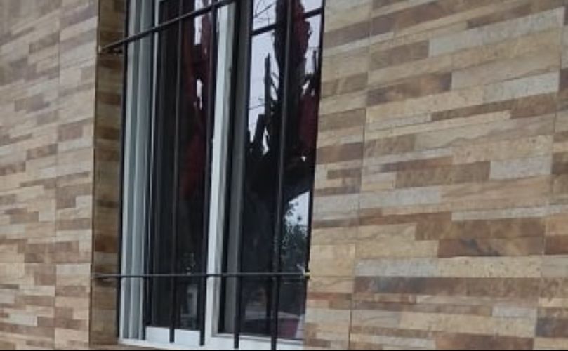 Los delincuentes intentaron ingresar por una ventana 
