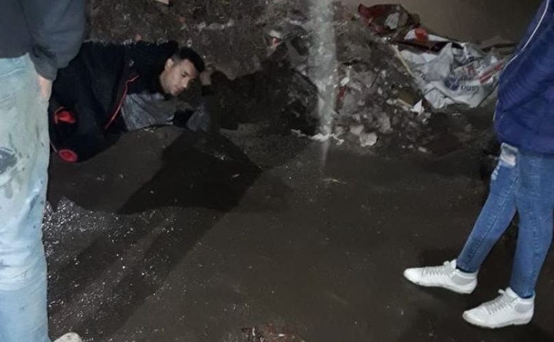 Asi permaneció bajo la lluvia casi una hora