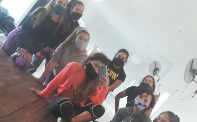 Eliana junto a sus alumnas 