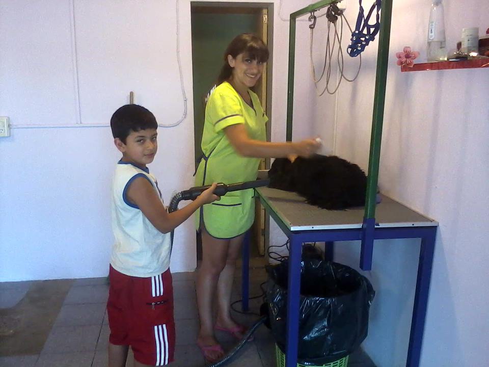 Norma Diaz trabajando en su peluquería 