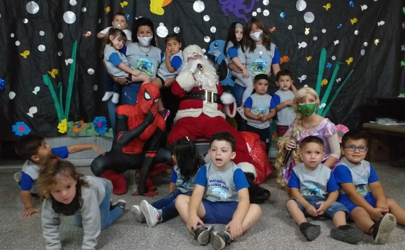 El jardín junto a Papa Noel y el hombre araña