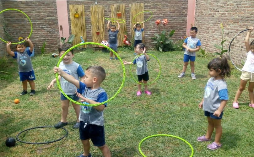 Niños jugando felices