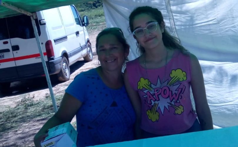 Carla junto a su hija en la costa