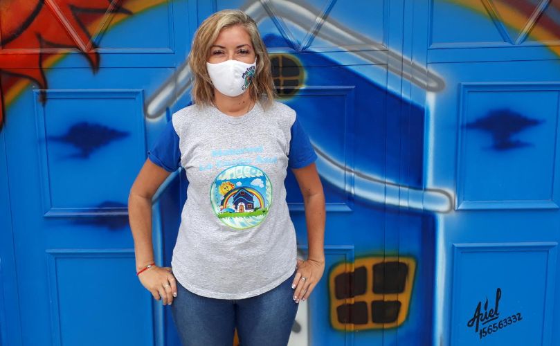 Romina Searez con el maternal renovado de fondo