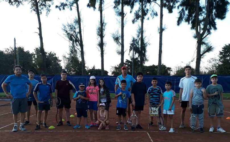 Fredy junto a sus alumnos