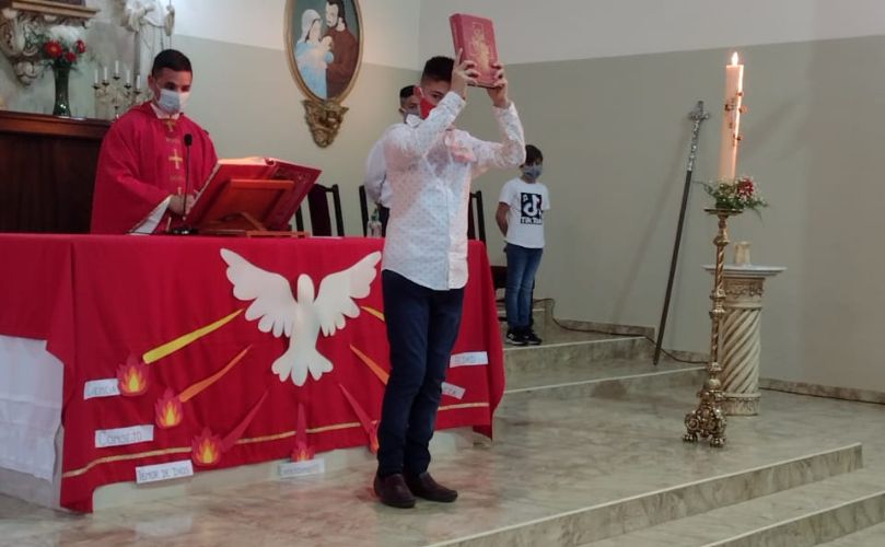 Uno de los confirmados presentando el libro de la palabra