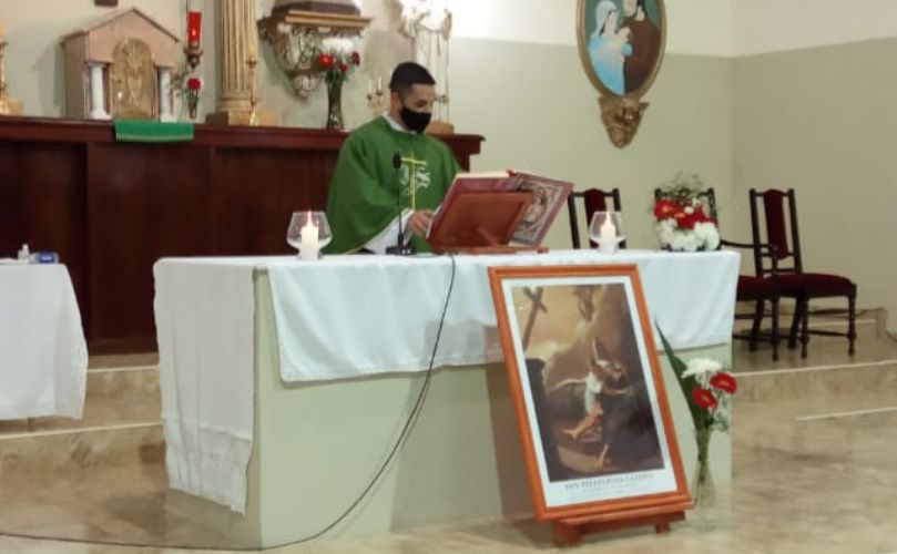 El padre Javier Perelló, oficiando la misa