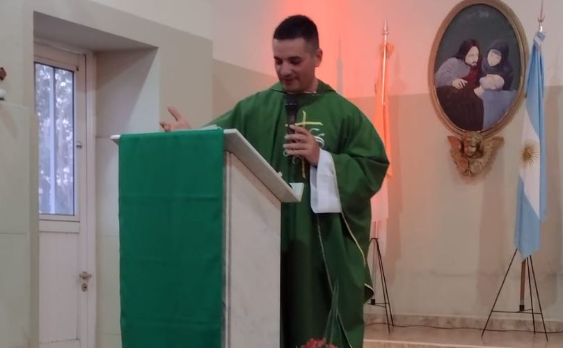 El padre Javier Perelló, oficiando la misa