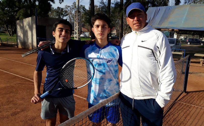 Equipo imbatible: Fredy junto a Bricio y Alejo